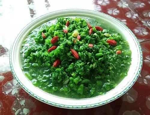 菜農(nóng)種植無(wú)需噴農(nóng)藥的蔬菜，不僅栽培簡(jiǎn)單、而且效益高